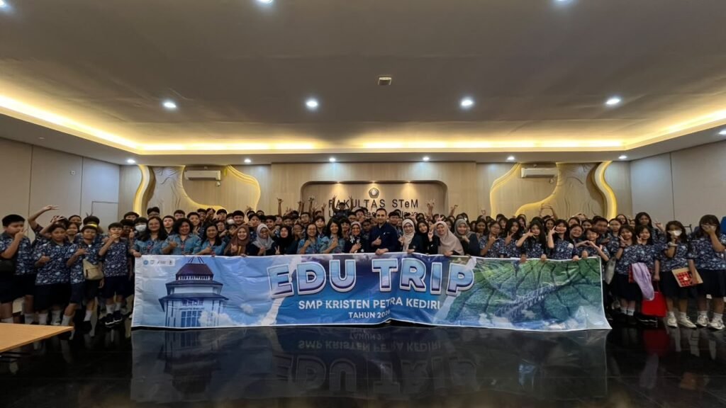 Sebanyak 121 siswa dan guru pendamping SMP Kristen Petra Kediri berfoto bersama membentangkan spanduk Edu Trip di Hall Gedung Fakultas STeM, Universitas Brawijaya, Malang, Rabu (23/9/2026).