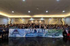 Sebanyak 121 siswa dan guru pendamping SMP Kristen Petra Kediri berfoto bersama membentangkan spanduk Edu Trip di Hall Gedung Fakultas STeM, Universitas Brawijaya, Malang, Rabu (23/9/2026).