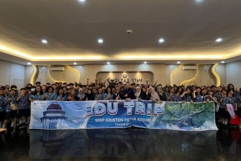 Sebanyak 121 siswa dan guru pendamping SMP Kristen Petra Kediri berfoto bersama membentangkan spanduk Edu Trip di Hall Gedung Fakultas STeM, Universitas Brawijaya, Malang, Rabu (23/9/2026).
