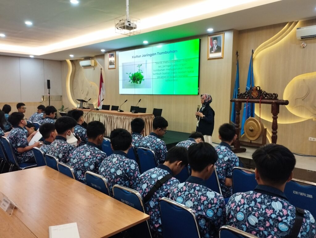 Dosen Departemen Biologi UB, Ir. Retno Mastuti, M.Agr.Sc., D.Agr.Sc., memaparkan materi dasar kultur jaringan tumbuhan di hadapan siswa SMP Kristen Petra Kediri sebelum memulai sesi laboratorium