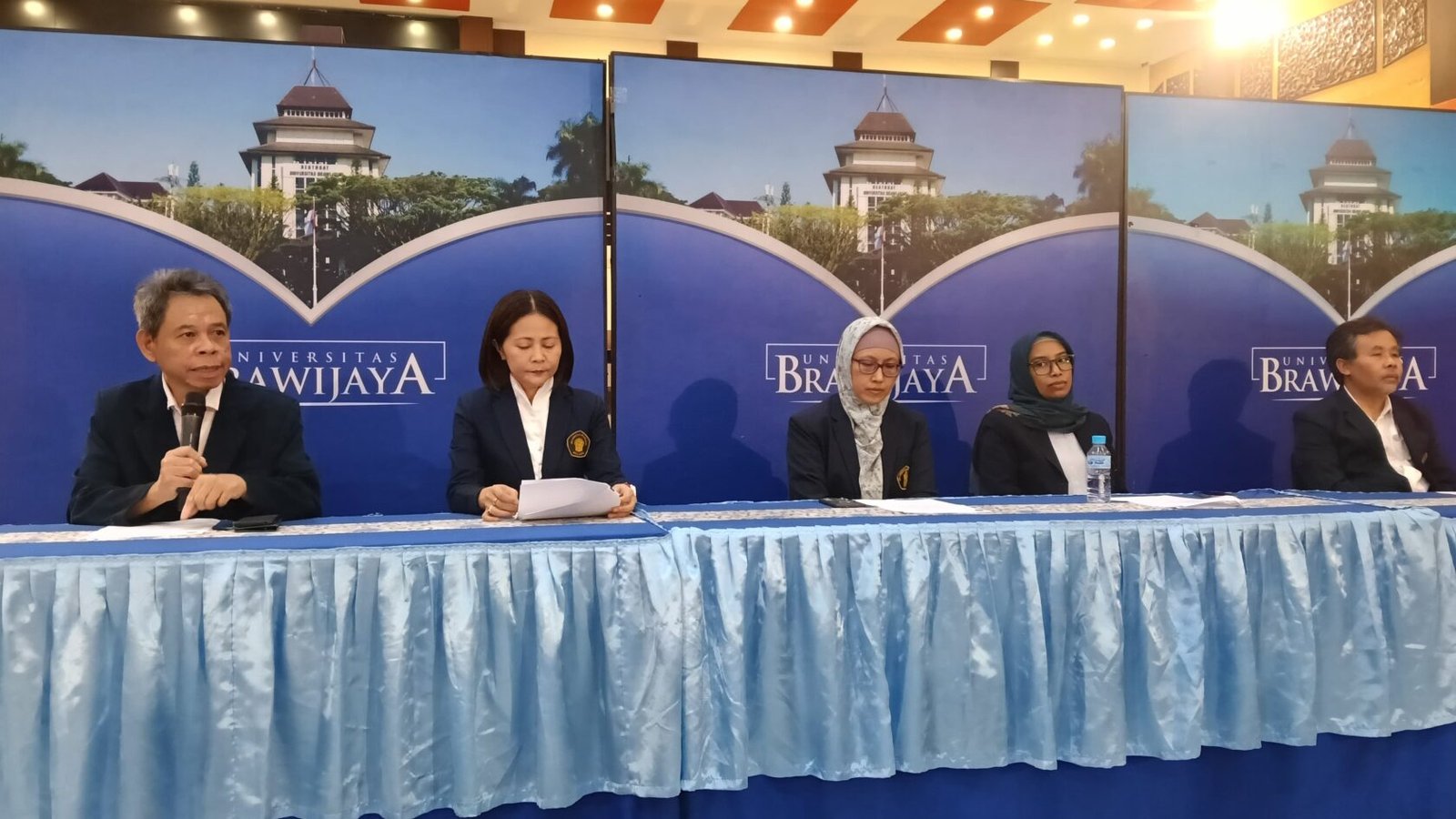 Lima profesor baru Universitas Brawijaya (dari kiri ke kanan: Prof. Edi Dwi Cahyono, Prof. Putu Hadi Setyarini, Prof. Cleoputri Al Yusainy, Prof. Desi Dwi Prianti, dan Prof. Winarto) saat memberikan keterangan pers menjelang prosesi pengukuhan di Gedung Samanta Krida, Malang. (Foto: Istimewa)