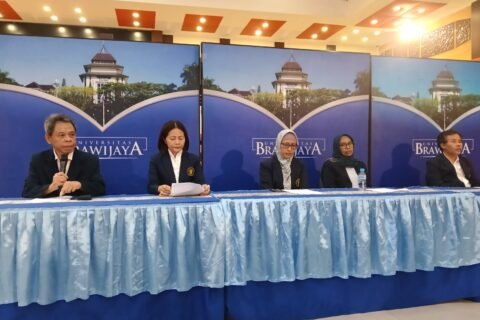 Lima profesor baru Universitas Brawijaya (dari kiri ke kanan: Prof. Edi Dwi Cahyono, Prof. Putu Hadi Setyarini, Prof. Cleoputri Al Yusainy, Prof. Desi Dwi Prianti, dan Prof. Winarto) saat memberikan keterangan pers menjelang prosesi pengukuhan di Gedung Samanta Krida, Malang. (Foto: Istimewa)
