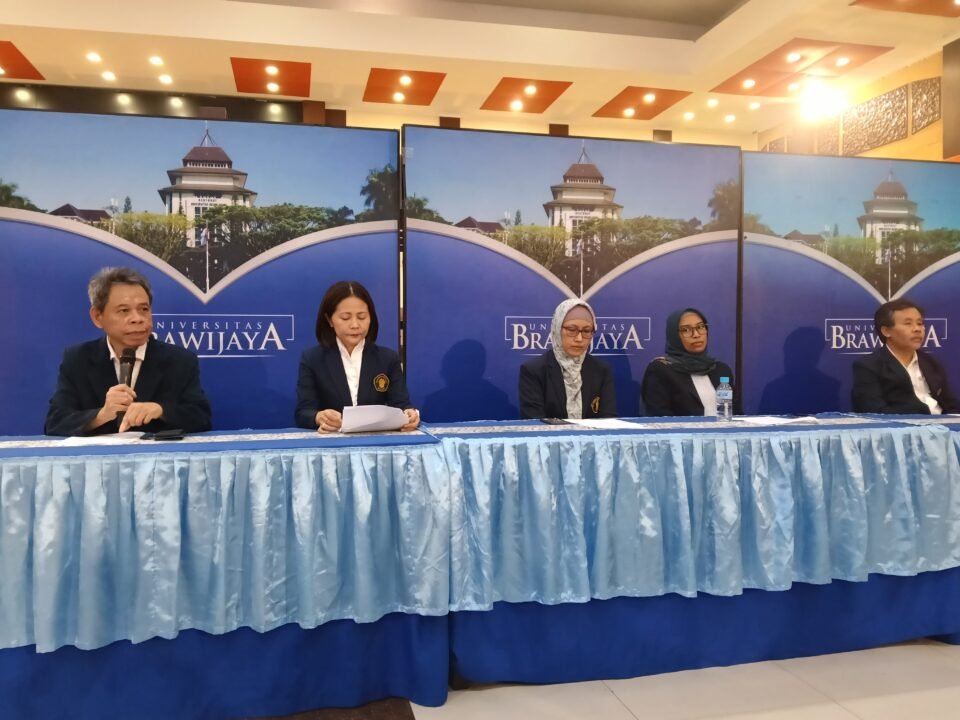 Lima profesor baru Universitas Brawijaya (dari kiri ke kanan: Prof. Edi Dwi Cahyono, Prof. Putu Hadi Setyarini, Prof. Cleoputri Al Yusainy, Prof. Desi Dwi Prianti, dan Prof. Winarto) saat memberikan keterangan pers menjelang prosesi pengukuhan di Gedung Samanta Krida, Malang. (Foto: Istimewa)