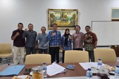 Panitia Event Pesona Daun Emas Bojonegoro bersama Bupati Bojonegoro dan Kepala Dinas Pariwisata Berfoto bersama setelah acaracaudensi.Bupati Bojonegoro