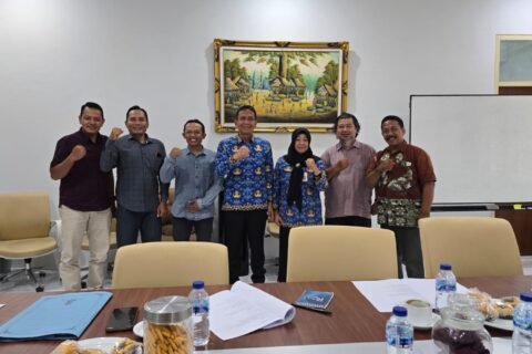 Panitia Event Pesona Daun Emas Bojonegoro bersama Bupati Bojonegoro dan Kepala Dinas Pariwisata Berfoto bersama setelah acaracaudensi.Bupati Bojonegoro