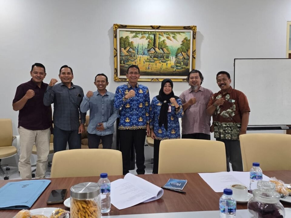 Panitia Event Pesona Daun Emas Bojonegoro bersama Bupati Bojonegoro dan Kepala Dinas Pariwisata Berfoto bersama setelah acaracaudensi.Bupati Bojonegoro