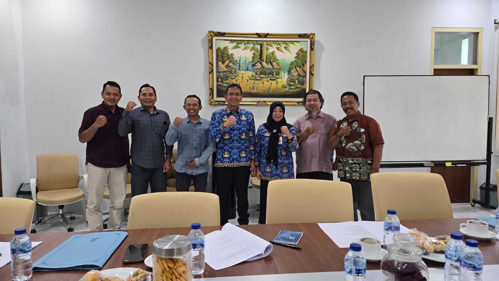 Panitia Event Pesona Daun Emas Bojonegoro bersama Bupati Bojonegoro dan Kepala Dinas Pariwisata Berfoto bersama setelah acaracaudensi.Bupati Bojonegoro