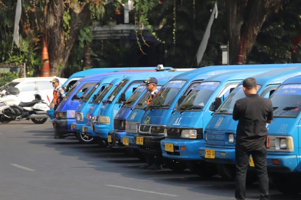 Deretan armada biru Angkutan Pelajar Gratis yang telah dilengkapi GPS dan terkurasi ketat bersiap melayani 15 rute di wilayah Kota Malang guna menekan angka kemacetan.