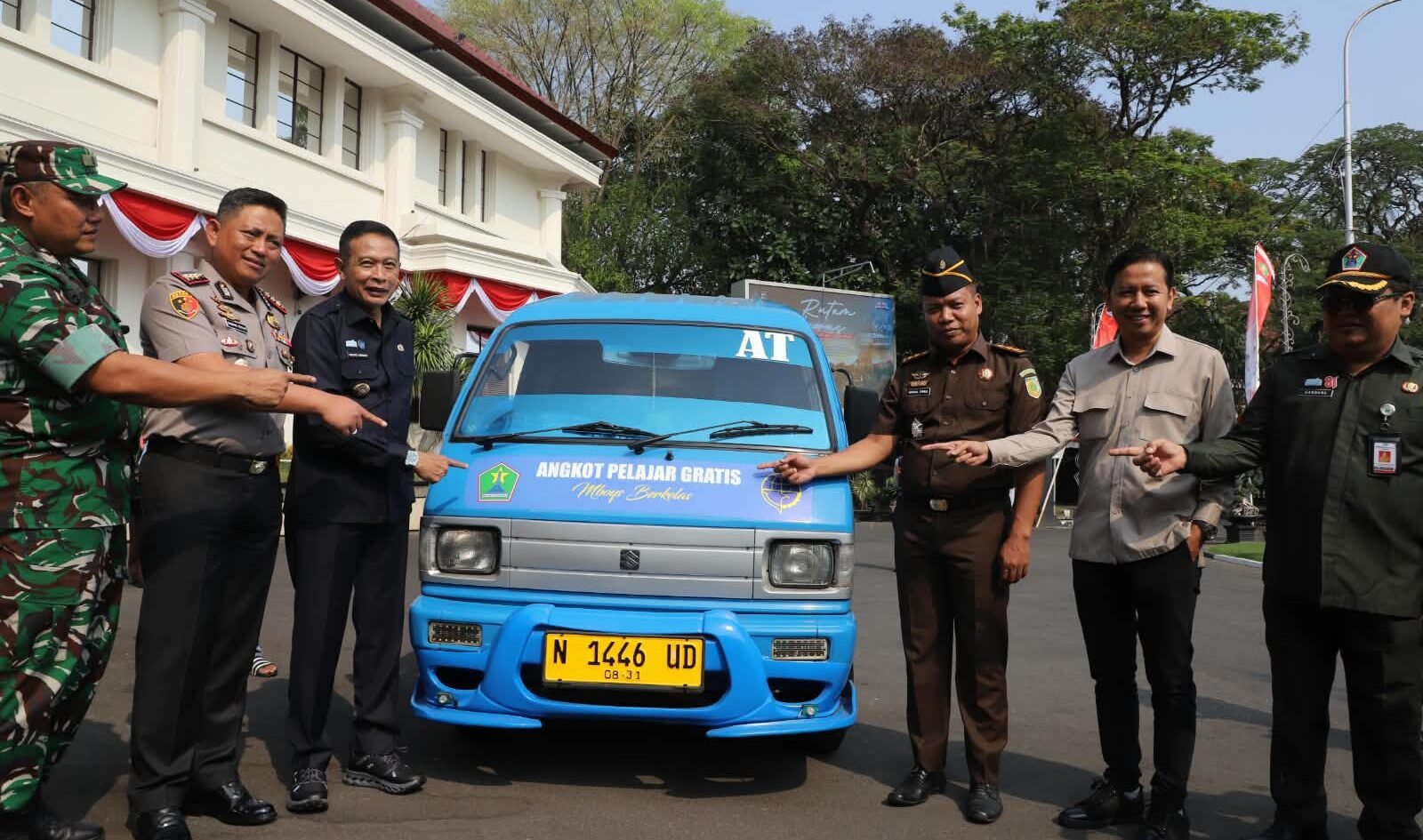 Wali Kota Malang, Dr. Ir. Wahyu Hidayat, M.M., bersama jajaran Forkopimda Kota Malang saat meninjau langsung dan meresmikan armada Angkutan Pelajar Gratis di halaman Balai Kota Malang.