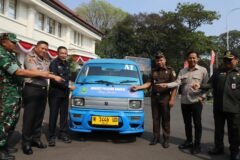 Wali Kota Malang, Dr. Ir. Wahyu Hidayat, M.M., bersama jajaran Forkopimda Kota Malang saat meninjau langsung dan meresmikan armada Angkutan Pelajar Gratis di halaman Balai Kota Malang.