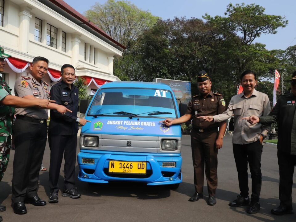 Wali Kota Malang, Dr. Ir. Wahyu Hidayat, M.M., bersama jajaran Forkopimda Kota Malang saat meninjau langsung dan meresmikan armada Angkutan Pelajar Gratis di halaman Balai Kota Malang.