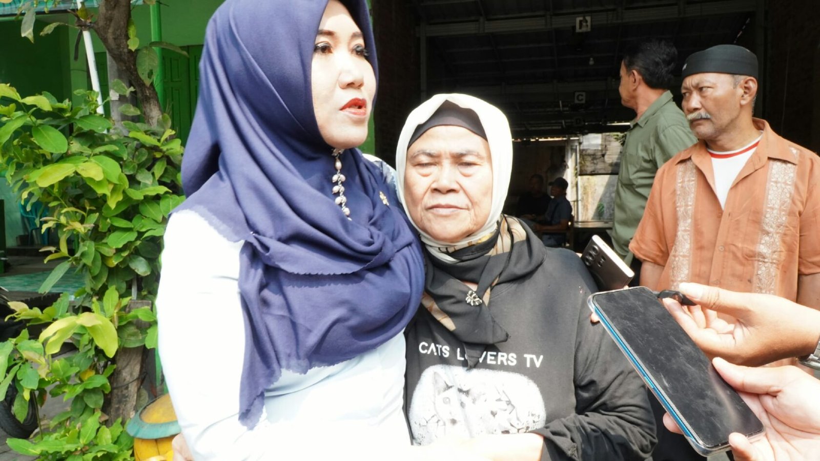 Anggota DPD RI Jawa Timur, Dr. Lia Istifhama (Ning Lia), merangkul dan memberikan dukungan moril kepada Sri Endah Mudjatip saat memberikan keterangan kepada awak media di sela proses Pemeriksaan Setempat (Descente) oleh PN Surabaya, Rabu (9/9/2026).