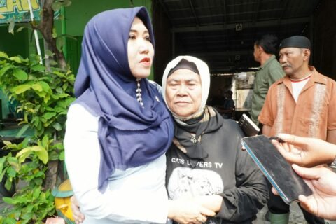 Anggota DPD RI Jawa Timur, Dr. Lia Istifhama (Ning Lia), merangkul dan memberikan dukungan moril kepada Sri Endah Mudjatip saat memberikan keterangan kepada awak media di sela proses Pemeriksaan Setempat (Descente) oleh PN Surabaya, Rabu (9/9/2026).