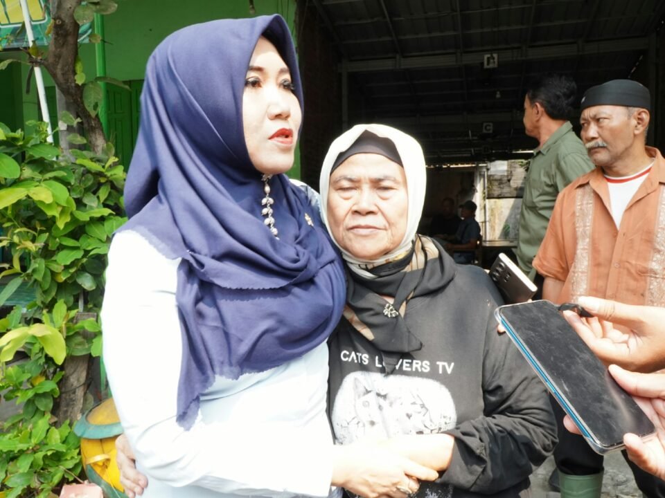 Anggota DPD RI Jawa Timur, Dr. Lia Istifhama (Ning Lia), merangkul dan memberikan dukungan moril kepada Sri Endah Mudjatip saat memberikan keterangan kepada awak media di sela proses Pemeriksaan Setempat (Descente) oleh PN Surabaya, Rabu (9/9/2026).