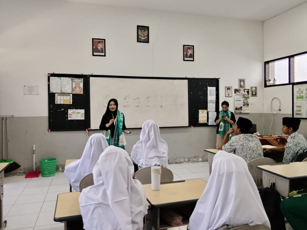 Mahasiswa internasional saat berinteraksi langsung dan berbagi wawasan bersama para murid di dalam kelas pada rangkaian kegiatan I-YES 2026.