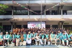 Mahasiswa internasional, dewan guru, dan para murid MTs Almaarif 01 Singosari bersama sekolah mitra berfoto bersama merayakan semarak kegiatan I-YES 2026 di halaman madrasah.
