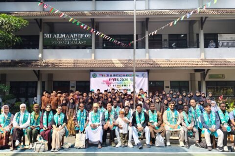 Mahasiswa internasional, dewan guru, dan para murid MTs Almaarif 01 Singosari bersama sekolah mitra berfoto bersama merayakan semarak kegiatan I-YES 2026 di halaman madrasah.
