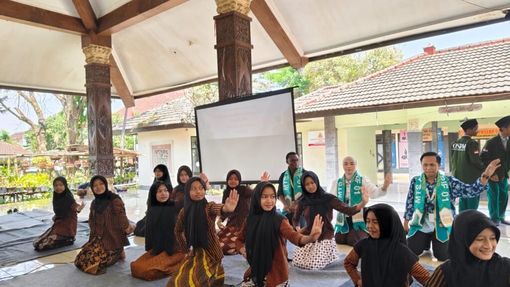 Penampilan tarian daerah oleh para siswi di Pendopo Kawedanan Singosari sebagai wujud pengenalan budaya lokal di hadapan mahasiswa internasional dalam rangkaian kegiatan I-YES 2026.