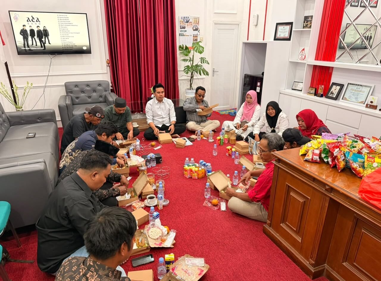 Suasana hangat dan tanpa sekat saat Wakil Ketua DPRD Kabupaten Pasuruan, Muhammad Zaini, menggelar dialog dan menyerap aspirasi warga dengan konsep cangkrukan lesehan di ruang kerjanya, Rabu (16/9/2026).