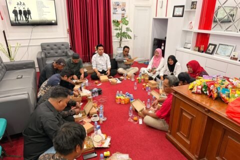 Suasana hangat dan tanpa sekat saat Wakil Ketua DPRD Kabupaten Pasuruan, Muhammad Zaini, menggelar dialog dan menyerap aspirasi warga dengan konsep cangkrukan lesehan di ruang kerjanya, Rabu (16/9/2026).