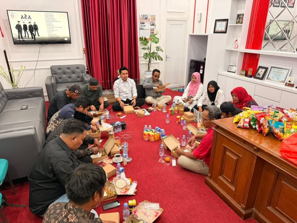 Suasana hangat dan tanpa sekat saat Wakil Ketua DPRD Kabupaten Pasuruan, Muhammad Zaini, menggelar dialog dan menyerap aspirasi warga dengan konsep cangkrukan lesehan di ruang kerjanya, Rabu (16/9/2026).