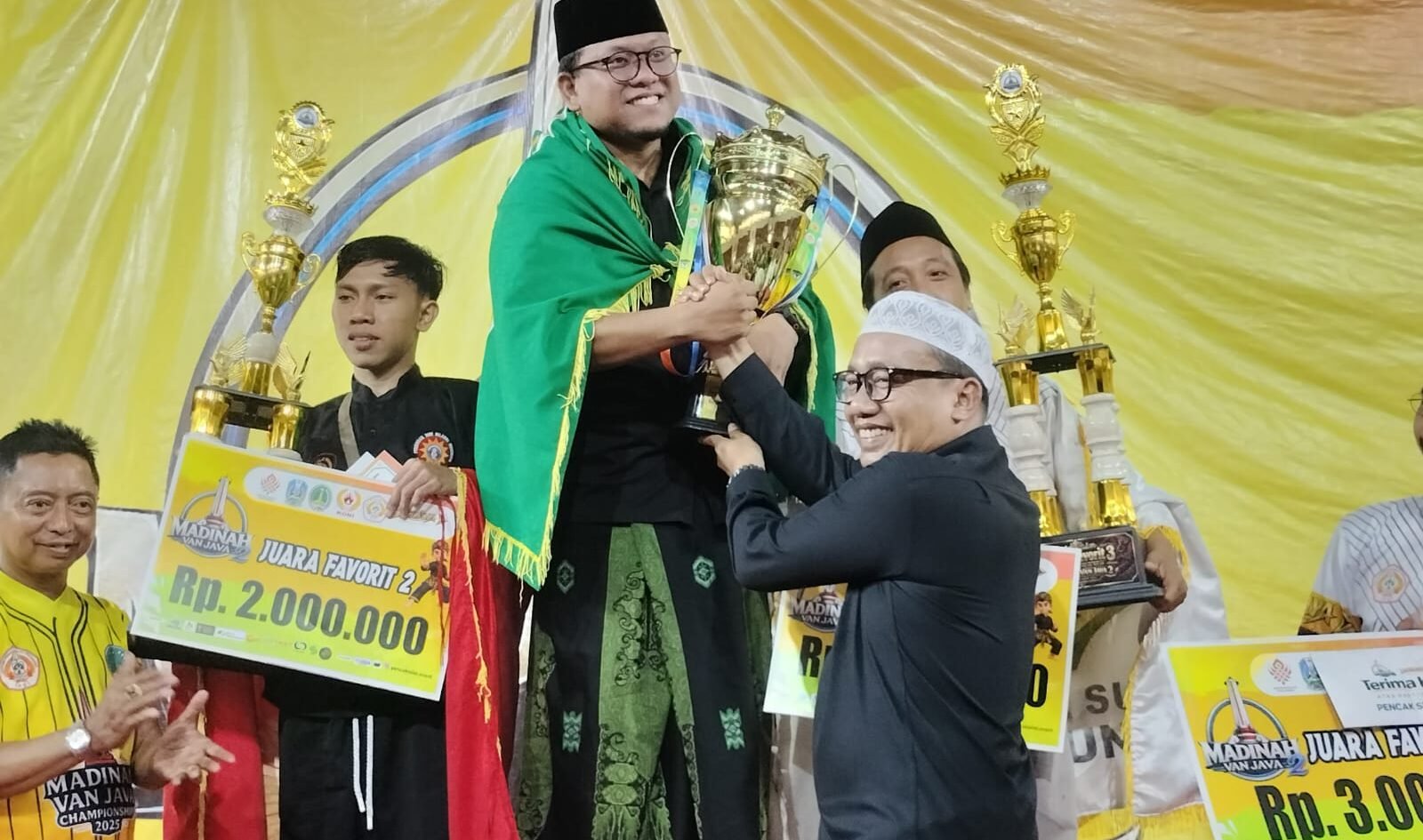 Komisi II DPRD Kota Pasuruan dari Fraksi PKB Bahrudin dengan piala