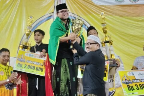 Komisi II DPRD Kota Pasuruan dari Fraksi PKB Bahrudin dengan piala