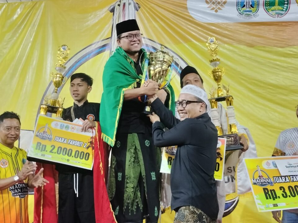 Komisi II DPRD Kota Pasuruan dari Fraksi PKB Bahrudin dengan piala