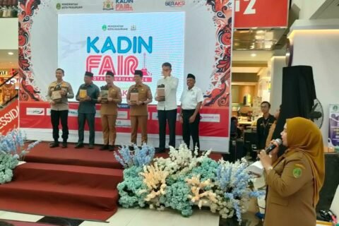 Momen pembukaan Kadin Fair Kota Pasuruan 2026 di Sandang Ayu Plaza oleh Walikota Pasuruan Dr. Adi Wibowo, S.TP, M.Si., Ketua Kadin Kota Pasuruan, Ketua Kadin Provinsi, Kapolres Kota Pasuruan, serta beberapa pejabat terkait lainnya.