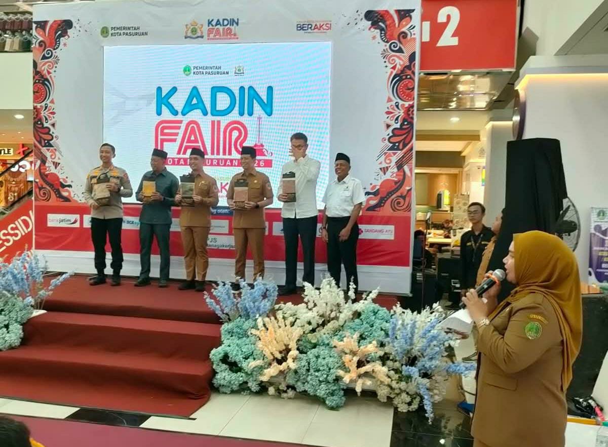 Momen pembukaan Kadin Fair Kota Pasuruan 2026 di Sandang Ayu Plaza oleh Walikota Pasuruan Dr. Adi Wibowo, S.TP, M.Si., Ketua Kadin Kota Pasuruan, Ketua Kadin Provinsi, Kapolres Kota Pasuruan, serta beberapa pejabat terkait lainnya.