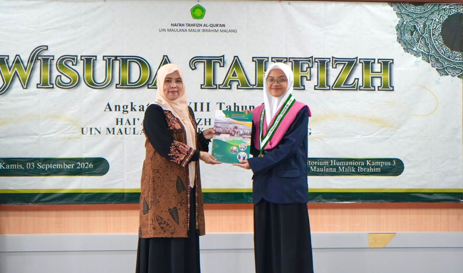 Rektor UIN Maulana Malik Ibrahim Malang, Prof. Dr. Hj. Ilfi Nur Diana, M.Si., (kiri) saat menyerahkan penghargaan kepada salah satu perwakilan wisudawati dalam acara Wisuda Tahfizh Al-Qur’an (HTQ) ke-18, Kamis (3/9/2026).