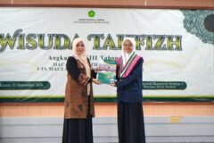 Rektor UIN Maulana Malik Ibrahim Malang, Prof. Dr. Hj. Ilfi Nur Diana, M.Si., (kiri) saat menyerahkan penghargaan kepada salah satu perwakilan wisudawati dalam acara Wisuda Tahfizh Al-Qur’an (HTQ) ke-18, Kamis (3/9/2026).