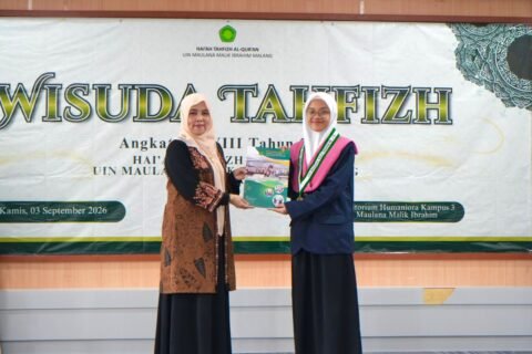 Rektor UIN Maulana Malik Ibrahim Malang, Prof. Dr. Hj. Ilfi Nur Diana, M.Si., (kiri) saat menyerahkan penghargaan kepada salah satu perwakilan wisudawati dalam acara Wisuda Tahfizh Al-Qur’an (HTQ) ke-18, Kamis (3/9/2026).