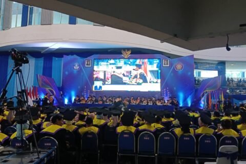 Ratusan wisudawan memadati prosesi sakral pelantikan Wisuda ke-74 Tahap II Tahun 2026 yang berlangsung di Graha Polinema, Malang.