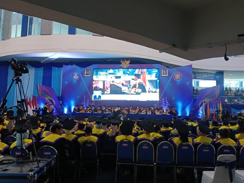 Ratusan wisudawan memadati prosesi sakral pelantikan Wisuda ke-74 Tahap II Tahun 2026 yang berlangsung di Graha Polinema, Malang.