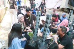 Kolaborasi antargenerasi dalam program MEA 2026: Mahasiswa KMTL FTAB UB dan warga RW 06 Tunjungsekar antusias mempelajari praktik penanaman pada model vertical garden berbahan pipa PVC, sebagai solusi penghijauan produktif di lahan sempit perkotaan.