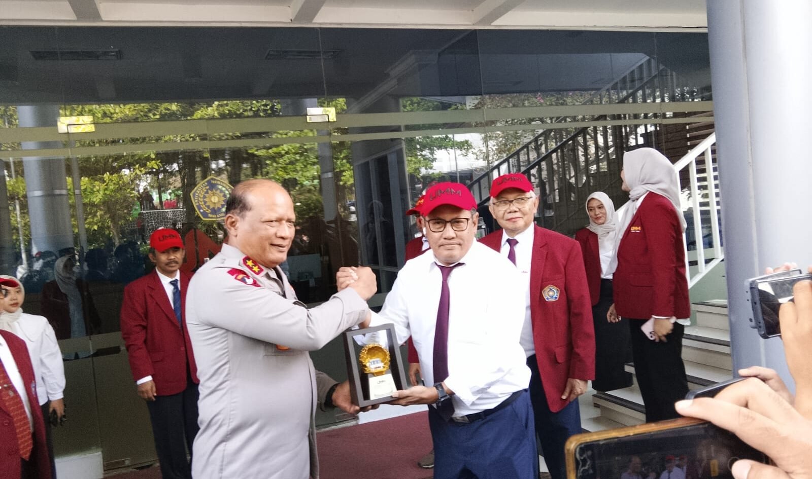 Momen penyerahan cenderamata antara Kapolda Jatim dengan pimpinan Universitas Muhammadiyah Malang (UMM) dalam rangkaian agenda kampus yang turut mengusung visi pembentukan karakter mahasiswa peduli lingkungan.