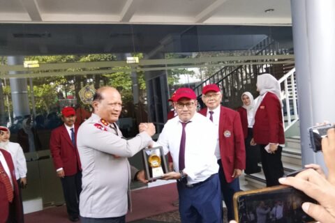 Momen penyerahan cenderamata antara Kapolda Jatim dengan pimpinan Universitas Muhammadiyah Malang (UMM) dalam rangkaian agenda kampus yang turut mengusung visi pembentukan karakter mahasiswa peduli lingkungan.