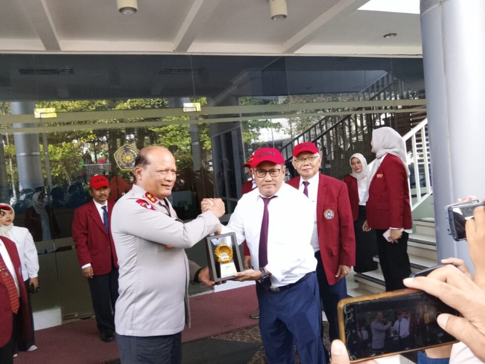 Momen penyerahan cenderamata antara Kapolda Jatim dengan pimpinan Universitas Muhammadiyah Malang (UMM) dalam rangkaian agenda kampus yang turut mengusung visi pembentukan karakter mahasiswa peduli lingkungan.