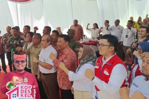 Suasana peresmian dan peluncuran serentak Koperasi Desa/Kelurahan Merah Putih yang dihadiri oleh pejabat Kementerian Koperasi, Pemkab Mojokerto, serta warga setempat.