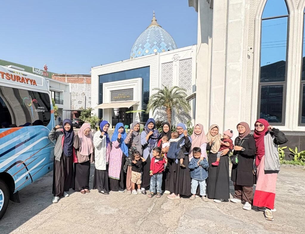 Rombongan delegasi PDNA Kota Malang berfoto bersama di lokasi Musywil Ke-13 Nasyiatul Aisyiyah Jawa Timur di Ponorogo.