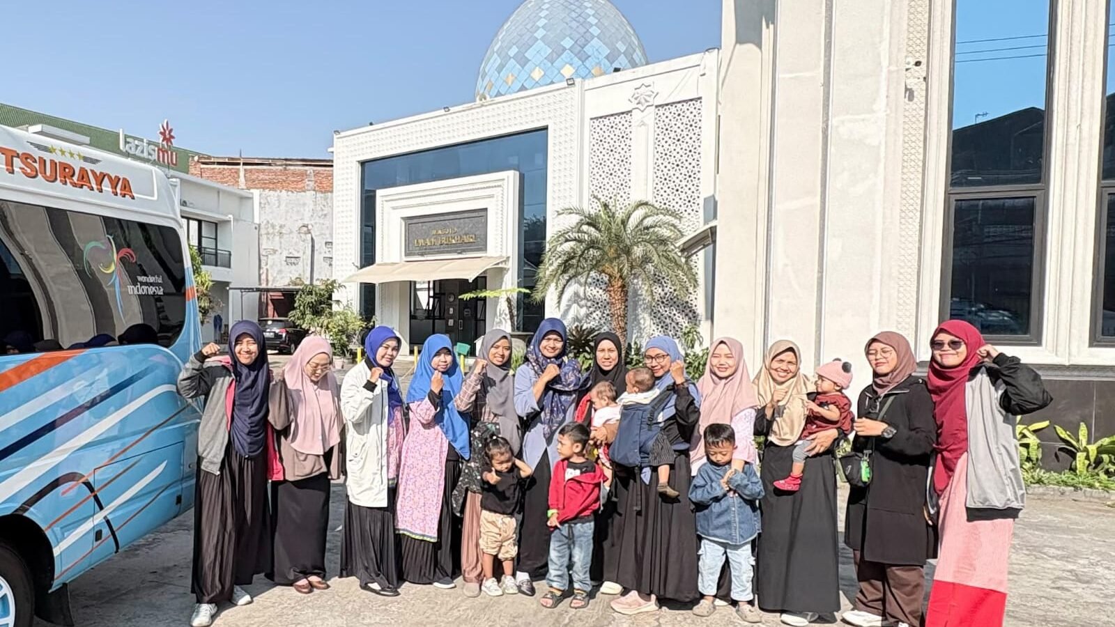 Rombongan delegasi PDNA Kota Malang berfoto bersama di lokasi Musywil Ke-13 Nasyiatul Aisyiyah Jawa Timur di Ponorogo.
