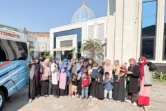 Rombongan delegasi PDNA Kota Malang berfoto bersama di lokasi Musywil Ke-13 Nasyiatul Aisyiyah Jawa Timur di Ponorogo.