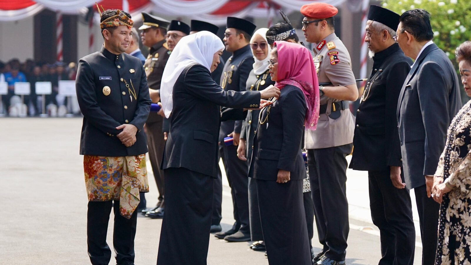 Dr. Sri Untari Bisowarno saat menerima penganugerahan tanda kehormatan Lencana Emas Jer Basuki Mawa Beya dari Pemerintah Provinsi Jawa Timur atas dedikasinya selama 30 tahun di bidang ekonomi kerakyatan dan koperasi.