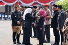 Dr. Sri Untari Bisowarno saat menerima penganugerahan tanda kehormatan Lencana Emas Jer Basuki Mawa Beya dari Pemerintah Provinsi Jawa Timur atas dedikasinya selama 30 tahun di bidang ekonomi kerakyatan dan koperasi.