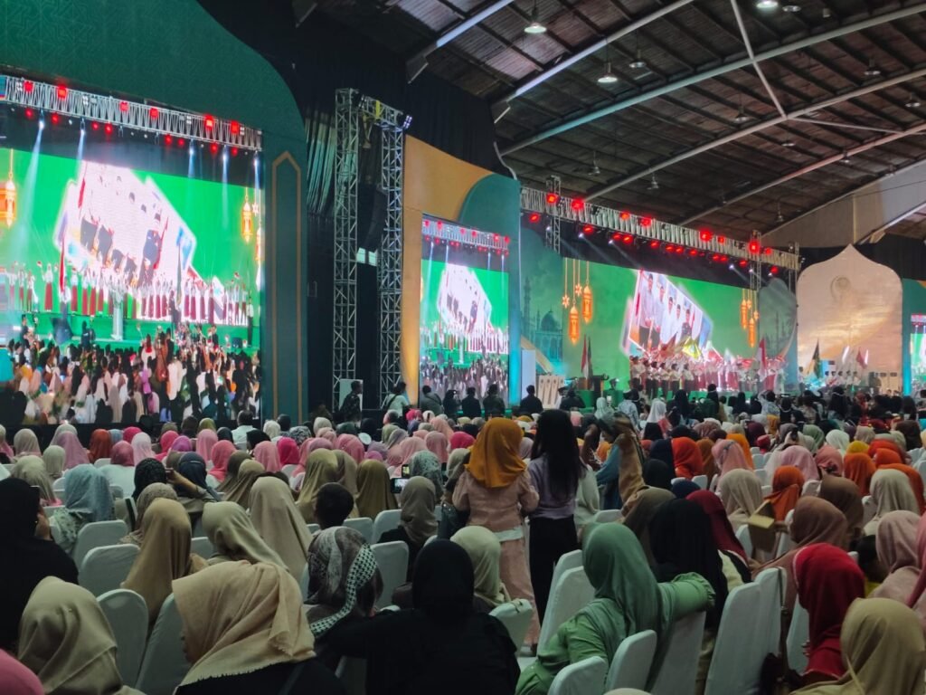 Suasana khidmat dan antusiasme ribuan peserta saat menghadiri pembukaan Kongres Nasional Majelis Tahkim Syarikat Islam ke-42 di Jatim Expo, Surabaya.