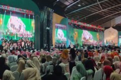 Suasana khidmat dan antusiasme ribuan peserta saat menghadiri pembukaan Kongres Nasional Majelis Tahkim Syarikat Islam ke-42 di Jatim Expo, Surabaya.