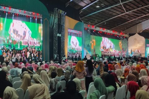 Suasana khidmat dan antusiasme ribuan peserta saat menghadiri pembukaan Kongres Nasional Majelis Tahkim Syarikat Islam ke-42 di Jatim Expo, Surabaya.