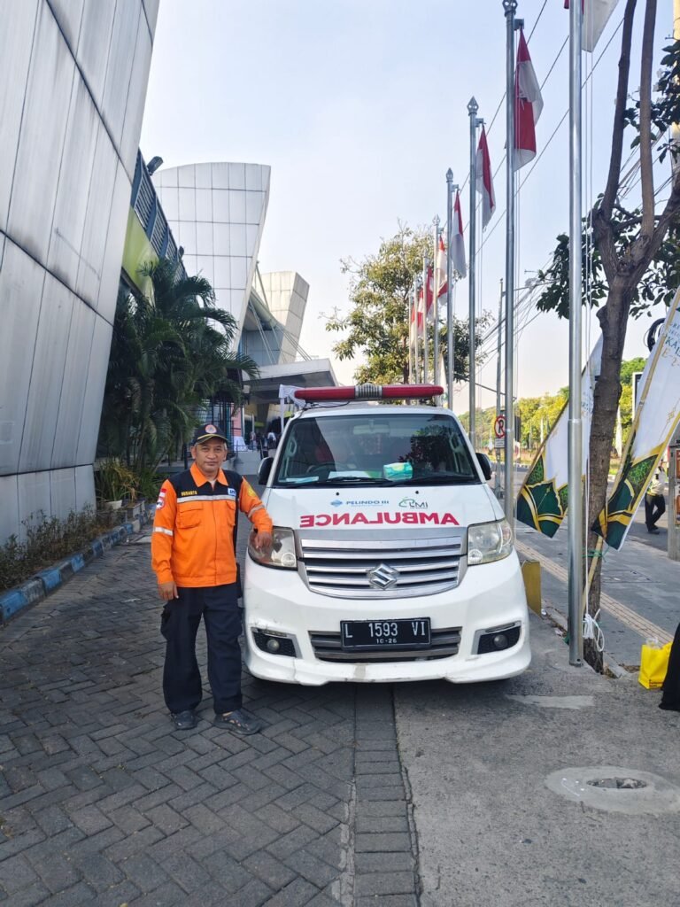 Susanto, perwakilan Humanitarian Program LAZNAS LMI, bersiap bersama armada ambulans di sekitar lokasi Kongres Syarikat Islam di Jatim Expo, Surabaya.