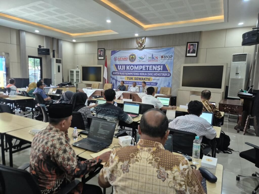 Suasana pelaksanaan Uji Kompetensi SKK Konstruksi Jenjang 7 TUK Sewaktu di Ruang Rapat Utama Dinas PU Bina Marga Provinsi Jawa Timur.